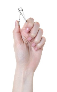 Beyaz arka planda tırnak makası olan kadın, yakın plan. Manikür aracı