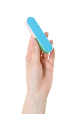 Beyaz arka planda tampon bloğu olan kadın, yakın plan. Manikür aracı