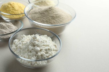 Beyaz arka planda farklı tipte un, yakın plan. Metin için boşluk