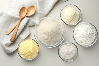 Beyaz zemin üzerinde farklı un türleri, düz yatıyordu