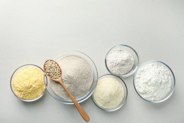 Beyaz arka planda farklı tipte un, düz. Metin için boşluk