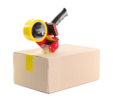 Karton kutunun üzerinde beyaz arkaplana karşı yapıştırıcı bantlı dağıtıcı