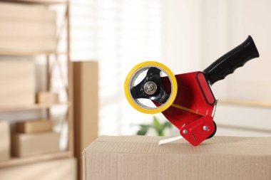 Kapalı alandaki karton kutuda yapıştırıcı bantlı şeker kutusu.