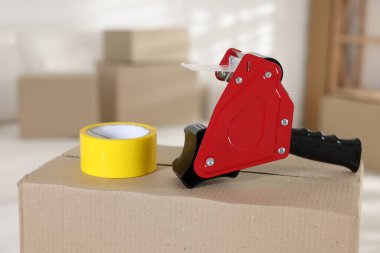 Kapalı alandaki karton kutuda yapıştırıcı bantlı şeker kutusu.