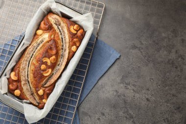 Gri masadaki fındıklı lezzetli muz ekmeği, üst manzara. Metin için boşluk