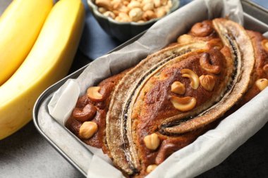 Gri masada fındıklı lezzetli muzlu ekmek, yakın plan.