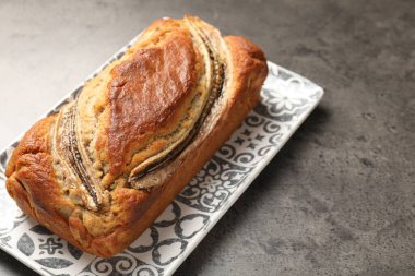 Gri masada lezzetli muzlu ekmek, yakın plan.