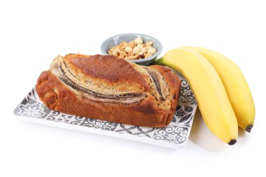 Lezzetli muz ekmeği, fındık ve taze meyve.