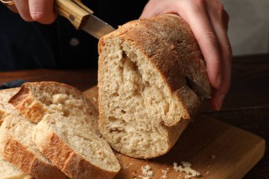 Masada taze ekmek kesen kadın, yakın çekim