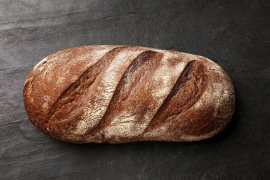 Siyah masada taze ekmek, üst manzara.