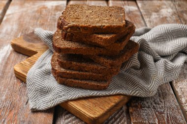 Tahta masadaki taze ekmek parçaları, yakın plan.