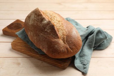 Tahta masada taze ekmek, yakın plan.