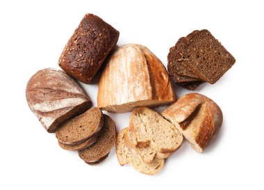 Farklı taze ekmek türleri beyaz, üst görünümde izole