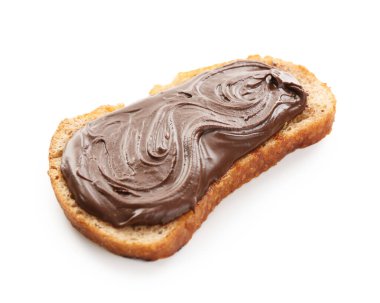 Bir dilim çikolatalı ekmek beyaza yayılmış.