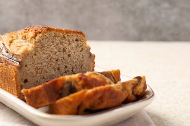 Açık gri masada muzlu ekmek parçaları, yakın plan.