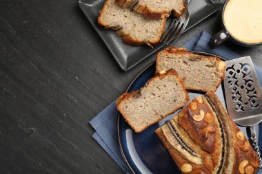 Muzlu ekmeği fındıklı kes, servis yap ve siyah masaya kahve koy, düz yat. Metin için boşluk