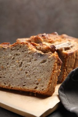 Masada fındıklı muz ekmeği kes, yakın plan.