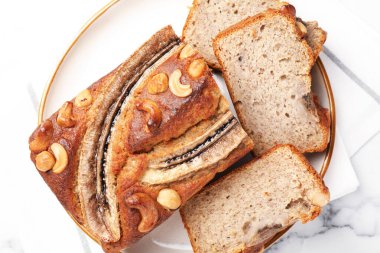 Beyaz mermer masada fındıklı muz ekmeği, üst manzara