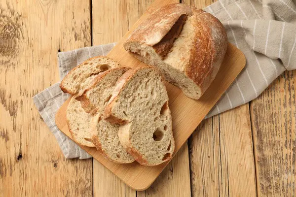 Tahta masanın üstünde taze ekmek parçaları, üst manzara.