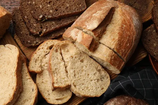 Masada farklı taze ekmek türleri, düz yatış.