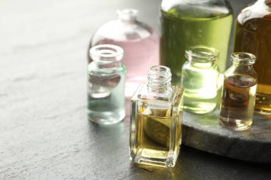 Açık parfüm şişeleri aromatik esanslı yağlar koyu dokulu masa, yakın çekim