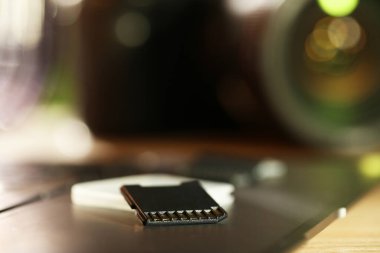 SD hafıza kartları, tutucu ve dizüstü bilgisayar masamızda.