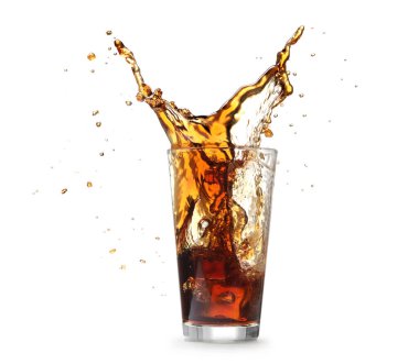 Beyazların üzerine izole edilmiş bardaktan dökülen kola.