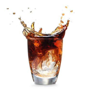Beyazların üzerine izole edilmiş bardaktan dökülen kola.