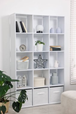 Odada farklı dekoru olan raf ünitesi