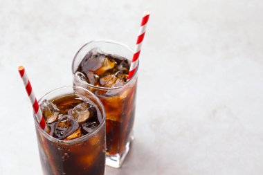 Kolayı buz küpleriyle tazelemek ve bardakları aydınlatma masasında, yakın plan. Metin için boşluk