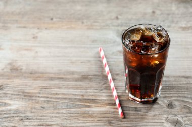 Kola, cam küplerde buz ve ahşap masada saman ile tazeleniyor. Metin için boşluk