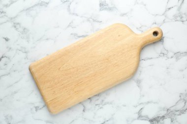 Beyaz mermer masa üzerinde bir tahta kesim tahtası, üst manzara.