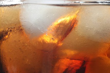 Arkaplan olarak buz ile kola tazeleniyor, makro görünüm