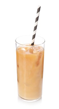 Beyaz bardakta nefis buzlu kahve.