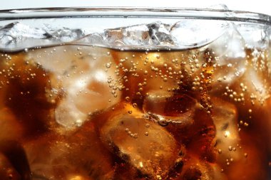 Kola, camdaki buzla tazeleniyor, makro görünüm