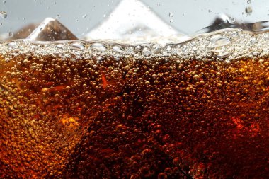 Açık gri arkaplan üzerinde buz ile kola tazeleniyor, yakın plan