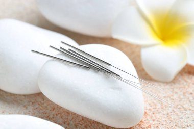 Akupunktur iğneleri ve spa taşları ışık desenli masa, yakın çekim