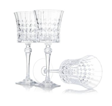 Beyaz üzerine izole edilmiş üç boş bardak.