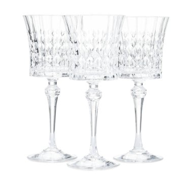 Beyaz üzerine izole edilmiş üç boş bardak.