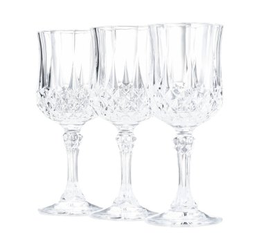 Beyaz üzerine izole edilmiş üç boş bardak.