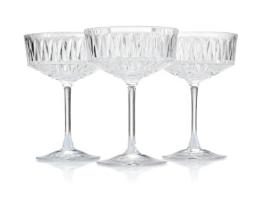 Beyaz üzerine izole edilmiş üç boş bardak.