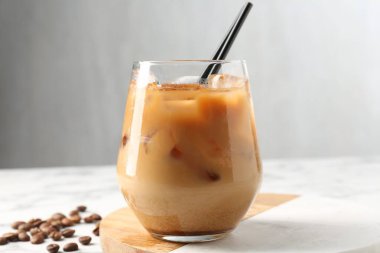 Lezzetli buzlu kahve ve fasulye beyaz masada.