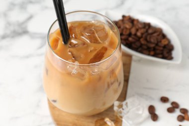 Lezzetli buzlu kahve ve fasulyeler beyaz mermer masada, yakın plan.