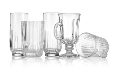 Beyaza izole edilmiş farklı boş bardaklar.