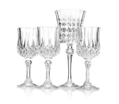 Beyaza izole edilmiş farklı boş bardaklar.