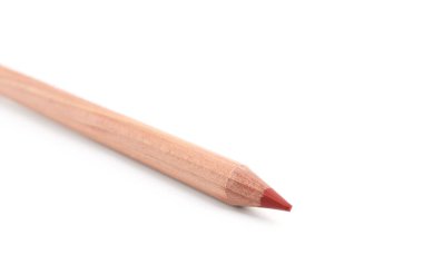 Bir dudak kalemi beyaza izole edilmiş. Kozmetik ürünü