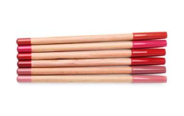 Dudak kalemleri beyaza izole edilmiş, üst manzara. Kozmetik ürünleri