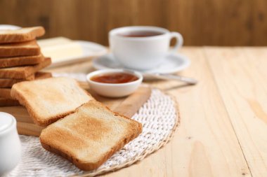 Lezzetli ekmek dilimleri ve ahşap masada reçel, yakın plan. Metin için boşluk