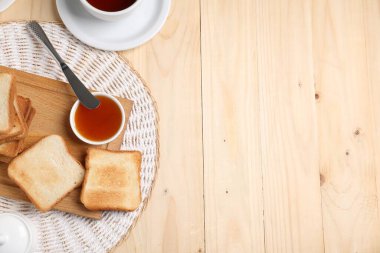 Lezzetli ekmek dilimleri ve ahşap masada reçel, düz yatış. Metin için boşluk