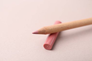 Hafif arka planda güzel bir dudak kalemi, yakın plan.